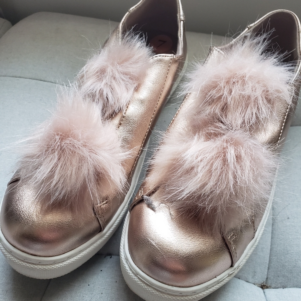 Steve Madden Metallic Rose Gold Breeze Slip-On Sneakers with Fur Pom Pom - Sz 10